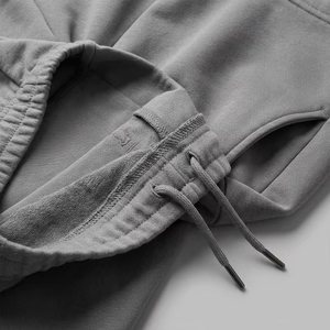 Conjunto de Dos Piezas para Mujer, Sudadera Corta de Corte Cuadrado de Felpa Francesa de 420 g/m² con Logotipo Personalizado y Pantalones Cortos Deportivos con Borde Crudo - Product Image 4