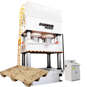 Hydraulische machine voor het persen van zaagselpallets, hete pers productielijn voor het recyclen van houtafval tot pallets - Product Image 1