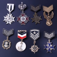 Accessoires vestimentaires personnalisés : Épingles métalliques, perles et broches de sécurité style marine (ancrage, gouvernail) et style preppy pour manteaux et vestes pour hommes