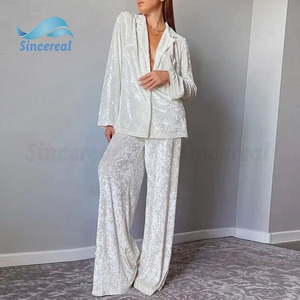 Pigiama Personalizzato in Velluto a Due Pezzi per Donna, Completo Invernale con Colletto Rovesciato - Product Image 1