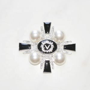 Broche de diamante de plata personalizado gratuito de fábrica de joyería, broche de PIN con logotipo de goteo de aceite de oro barato - Product Image 3