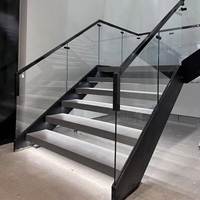 Escalier double moderne en acier VIKO, design à poutres, garde-corps en verre, facile à installer pour une utilisation en intérieur dans les appartements