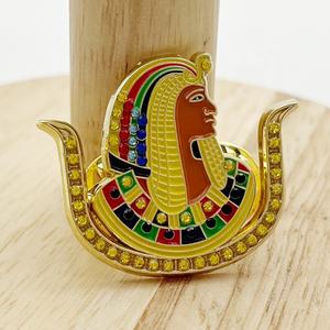 Vendita all'ingrosso antico Egitto in morbido smalto reginetta con diamanti in oro faraone stemmi pressofusione per donna cappotto petto - Product Image 2