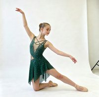 Robe de compétition Anna Shi avec strass, col en V en maille, découpes latérales, jupe irrégulière en mousseline, tenue de performance pour enfants/adultes