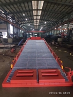 Rampe de chargement portable pour conteneurs avec élévateur hydraulique et pont perforé antidérapant, compatible avec les conteneurs maritimes standard de 40 pieds