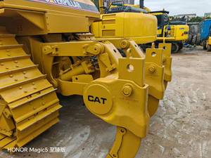Bouteur sur chenilles d'occasion CAT D6R 20T avec moteur puissant et système hydraulique fiable, idéal pour le défrichement et le nivellement intensifs - Product Image 2