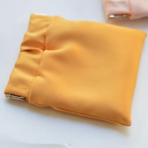 Nouveau mini sac en satin de soie double couche avec fermeture à fermoir et motif lettres, sangle dorée, rangement pour écouteurs et porte-monnaie - Product Image 6