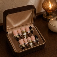 Faux ongles à presser en acrylique rose nude, forme amande moyenne, avec motifs léopard, floraux et perles dorées pour la décoration des doigts