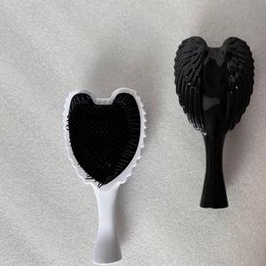 Peigne et brosse créatifs en plastique en forme d'ailes d'ange, avec poignée portable et poils doux, vente en gros - Product Image 3