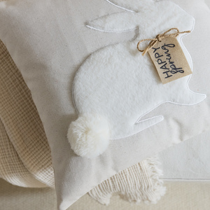 Housse de coussin décorative moderne en lin à motifs floraux, avec applique 3D, étiquette Kraft, couleur crème neutre, amovible, lavable, fermeture éclair - Product Image 3