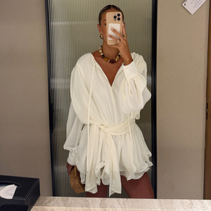 Combinaison blanche pour femme à col en V, à nouer devant, manches longues, ourlet à volants, avec ceinture à nouer à la taille, idéale pour les vacances et les soirées - Product Image 2
