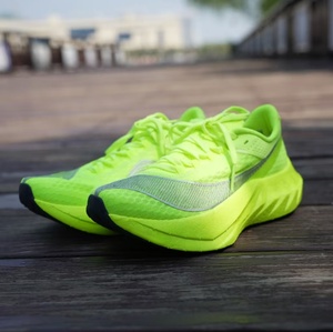 รองเท้าวิ่ง Saucony Endorphin Pro4 สีเหลืองสะท้อนแสงพร้อมแผ่นคาร์บอน - รองเท้าสำหรับการฝึกซ้อมและแข่งมาราธอนระดับมืออาชีพ - Product Image 1