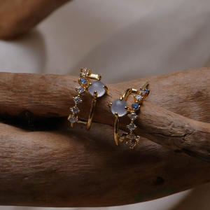 Boucles d'oreilles en or plaqué 18 carats avec opales brillantes en strass, style vintage français, bijoux élégants - Product Image 5