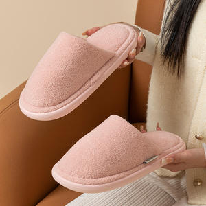 Pantoufles tendance pour femmes avec semelle en PVC, doublure en fausse fourrure courte, design élégant, qualité supérieure directement de l'usine - Product Image 3