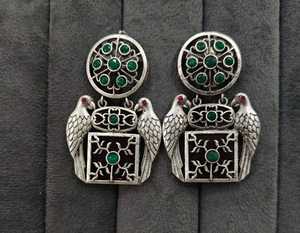 Pendientes y tachuelas modernos oxidados Monalisa Stone Jhumka Pendientes Oro verde para mujeres y niñas Pendientes de Bali para mujeres - Product Image 3