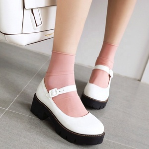 รองเท้าแฟชั่นผู้หญิงแบบสวม หุ้มข้อต่ำ หนังแก้วสะท้อนแสง หัวกลม เหมาะสำหรับใส่ในชีวิตประจำวันและเดท - Product Image 3