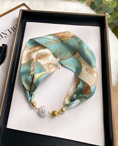 Sciarpa Premium in Raso con Chiusura Magnetica, Motivo Floreale Vintage, Nastro per Collo, Decorazione per Abiti Moderni da Donna e Manico per Borsa - Product Image 2