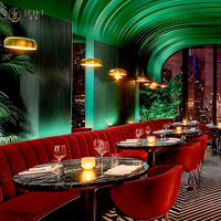 Mobilier commercial moderne pour bar et restaurant : Ensemble de canapés et banquettes en velours rouge pour café, table et chaises en bois pour projet de salon.