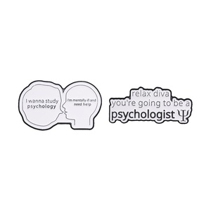 Broche en émail sur le thème de la psychologie, de la santé mentale et de l'humour, avec slogan 'Étudier la psychologie, avoir besoin d'aide, devenir psychologue', bijoux et badges - Product Image 1
