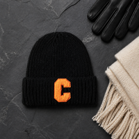 Bonnet en tricot côtelé noir à carreaux avec broderie 3D et revers, avec patch lettre C orange, pour un style décontracté et urbain
