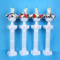 Witte grotere betonnen holle Romeinse zuilvormige plastic bloemstandaards voor bruiloftdecoratie evenementen looppad bloempilaar