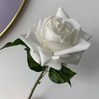 B-1344 Vente en gros de roses artificielles populaires, diamètre 13,5 cm, grandes têtes de roses blanches, fleurs au toucher réel pour la décoration de mariage