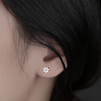 Mode minimaliste bijoux fins plaqué or boucles d'oreilles à vis femmes Simple 925 argent Sterling minuscule blanc marguerite Cz boucles d'oreilles