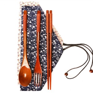 Juego de tenedor, cuchara y palillos de madera de estilo japonés, utensilio portátil para acampar, tres piezas, color marrón, con bolsa de tela - Product Image 5