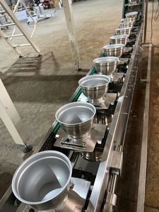 Op maat gemaakte kleine hellende transportband met kantelhoek, hoge klimhoek van de komvormige transportband voor diepvriesproducten - Product Image 2