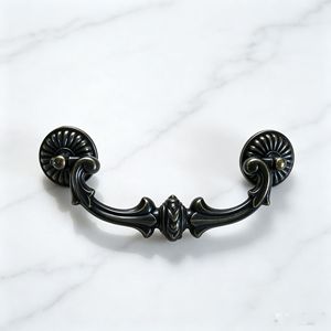 Poignée de porte et de tiroir en fonte noire traditionnelle, design orné, finition lisse pour armoire - Product Image 4