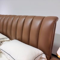 Lit double en cuir marron italien, nouveau modèle, confortable, avec cadre en bois, idéal pour villa, chambre principale, style moderne et épuré.