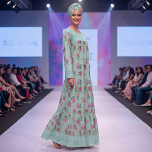 Robe longue maxi en rayonne pour femme, coupe régulière, imprimé floral ethnique africain de luxe, manches longues bouffantes, écologique, été, Surat, Inde - Product Image 3