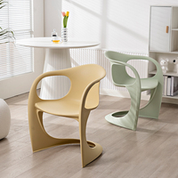 Chaise de salle à manger en plastique minimaliste nordique, fauteuil lounge empilable et imperméable pour la maison, le balcon et la détente