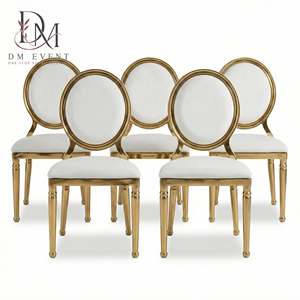 Chaise de banquet ovale personnalisée en acier inoxydable doré avec dossier médaillon et coussin blanc pour la location événementielle - Product Image 3