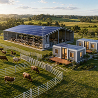 Solution d'entrepôt tout-en-un : Bâtiment en structure métallique avec panneaux solaires et stockage de batteries, design moderne, maison conteneur avec garde-corps