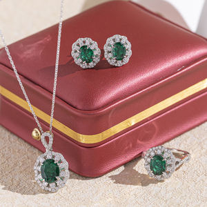 Ensemble de bijoux élégant en moissanite émeraude avec des pierres brillantes de qualité diamant, parfait pour les occasions spéciales - Product Image 2