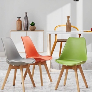 Chaise <span class=keywords><strong>de</strong></span> salle à manger <span class=keywords><strong>en</strong></span> plastique PP avec pieds <span class=keywords><strong>en</strong></span> bois, style scandinave classique, prix d'usine, style nordique moderne, pour restaurant, café, hôtel, salon - Product Image 1