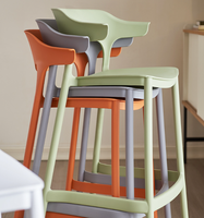 Chaises de bar empilables modernes en plastique pour restaurants, cafés et bars, tabourets de bar en polypropylène colorés pour l'extérieur, vente en gros