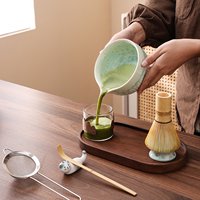 Ensemble Matcha en céramique craquelée couleur céladon, comprenant : Bol Chawan avec bec verseur, Fouet Chasen en bambou, Support pour fouet, Cuillère Chashaku, Repose-cuillère, Passoire
