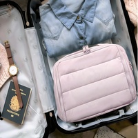 Sac de toilette de voyage matelassé en nylon imperméable grande capacité avec logo personnalisé, fermeture éclair et poignée, organiseur de cosmétiques, pochette en polyester