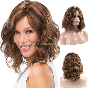 Perruque bouclée de longueur moyenne <span class=keywords><strong>avec</strong></span> <span class=keywords><strong>frange</strong></span> longue pour femmes, <span class=keywords><strong>cheveux</strong></span> synthétiques bruns et rouge-brun, perruque résistante à la chaleur de style exotique - Product Image 1