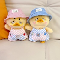 Set Pakaian Bebek Frozen yang Menggemaskan untuk Boneka Kerja Bebek 15CM dengan Tali Selempang Kotak-kotak dan Topi, Fitur Kejutan Hanya Pakaian, Mainan Lucu
