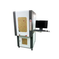 Machine de marquage laser à fibre avec un boîtier fermé et une palette de couleurs gris et blanc ; capable de graver les alliages d'aluminium