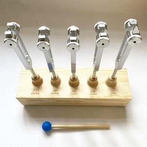 Lot de 5 Diapasons de Thérapie par Vibration (256C, Delta 259, Theta 262, Alpha 267, Beta 271) avec Support en Bois Gravé – Vente en Gros - Product Image 3