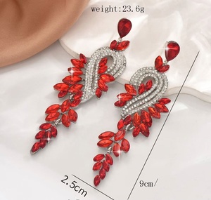 Pendientes Colgantes de Aleación con Diseño de Hoja en Forma de Gota, con Patrón de Fénix y Diamantes Multicolores Retro Chapados en Oro - Product Image 4