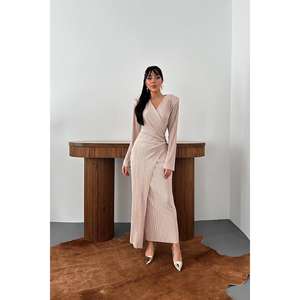 Elegante Vestido Cruzado Beige con Cuello en V, Manga Larga, Plisado, Midi, para Oficina, con Detalle de Hebilla, Tejido Cómodo - Product Image 6