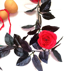 Guirlande de roses artificielles non contrôlée, 172 cm de long, en tissu polyester, feuilles noires et roses, pour la décoration intérieure et les accessoires extérieurs - Product Image 2