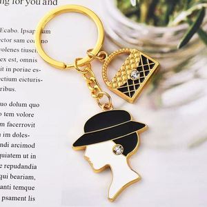 Llaveros de aleación de zinc con logotipos personalizados de fábrica, letras huecas, colgantes de metal esmaltado suave y duro, accesorios para bolsos - Product Image 4