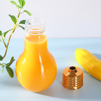 Tasse d'ampoule avec couvercles en paille pour les fêtes Bouteilles en forme d'ampoule en plastique Fond LED rougeoyant Ampoules remplissables Jus d'eau