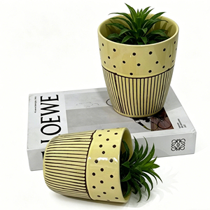 Nouveaux pots de fleurs en céramique coniques jaunes crème à pois et rayures pour la culture intérieure, la décoration de la maison et les arrangements floraux - Product Image 5